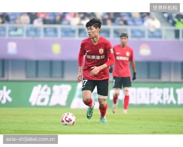 成都蓉城后卫贺一然防守端表现积极，坐稳球队主力位置。